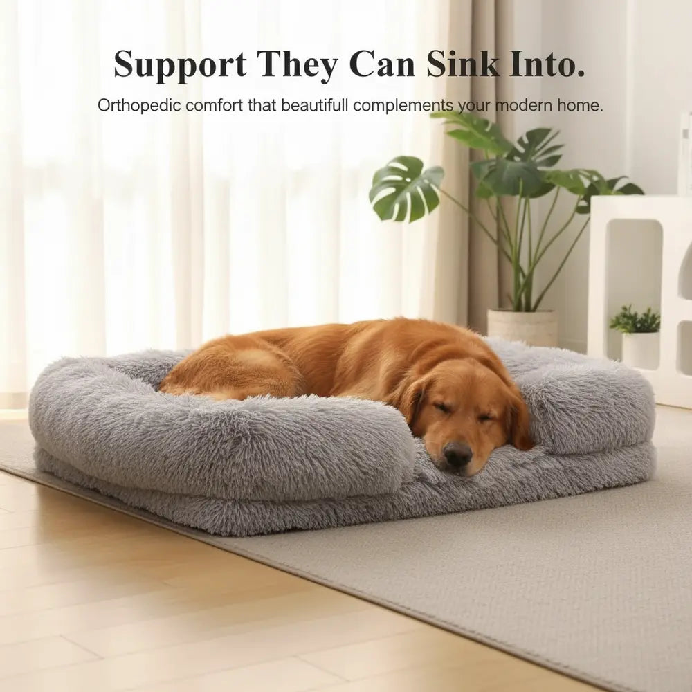 Aktiver Hund entspannt in seinem Tierrefugium auf einem hochwertigen orthopädischen Hundebett mit griffiger, rutschfester Unterseite - vivaessencepet