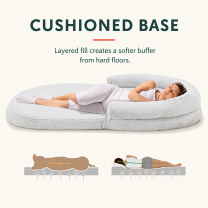 Lit pour chien au format humain avec base rembourrée et rebord surélevé style canapé